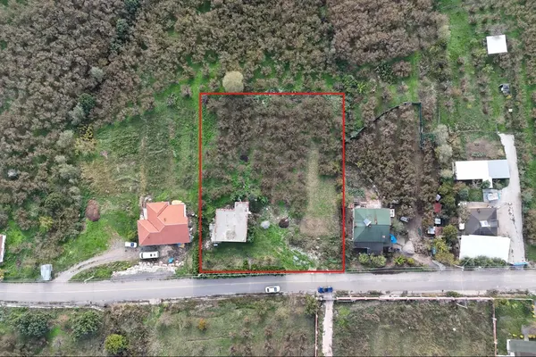 Ceylandere Mahallesi üzerinde ev bulunan villa imarlı arsa